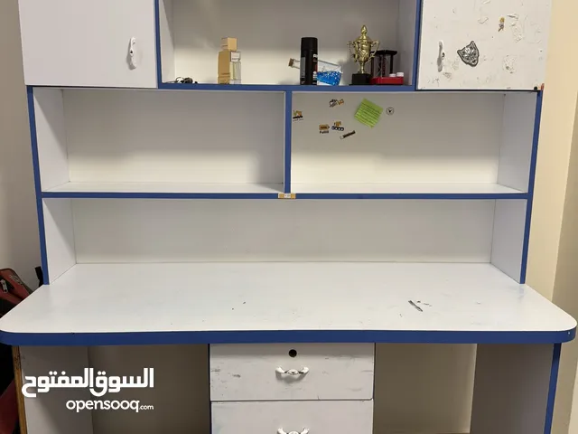 مكتب بحالة جيدة مع رفوف و خزانتين