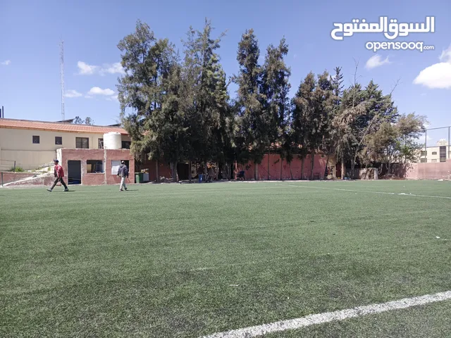 عشب صناعي للملاعب مستعمل بحالة لجديد