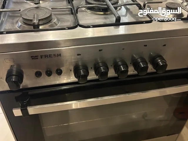 غاز فريش للبيع بحاله ممتازة جداً كل العيون شغاله والفرن والتحمير شغال الغاز جديد اله سنه فقط