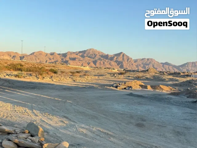 أرض سكنية مميزة بولاية العامرات على الشارع العام العامرات بوشر - الخط الأول