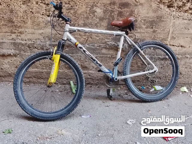 هيكل قوي وخفيف. شوك أمامي مريح للمطبات. إطارات عريضة مناسبة للشوارع والطرق الترا