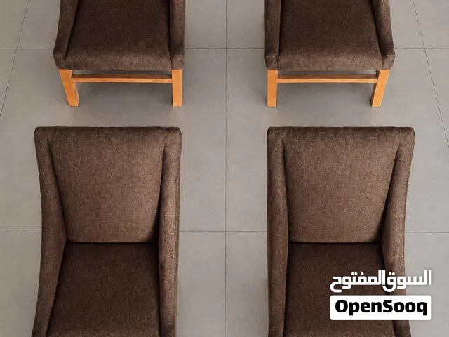 كراسي باللون البني