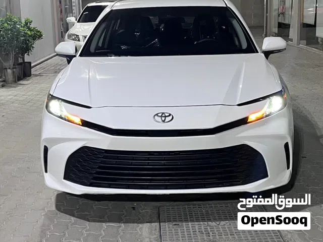 2025 تويوتا كامري LE