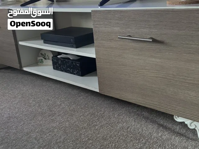 طاولة تلفاز بحالة الجديد تمام للبيع