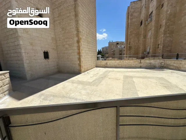 شقه طابق أرضي للبيع الجبيهه قرب مدارس الابداع مساحة داخلي 145 متر وترسات خارجيه 150متر