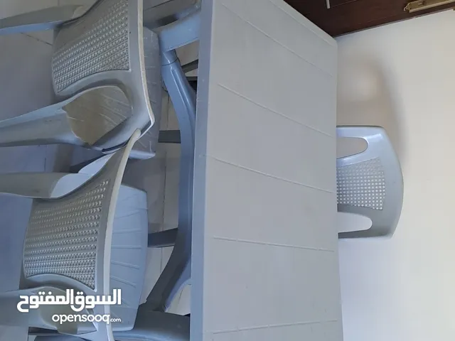 طاولة سفره مع كراسي وخزائن حائط