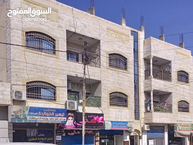 بناية تجارية  ثلاث طوابق  مكونة من 5 مخازن تجارية و 7 شقق سكنية -شارع 16 الزرقاء الجديدة من المالك ،