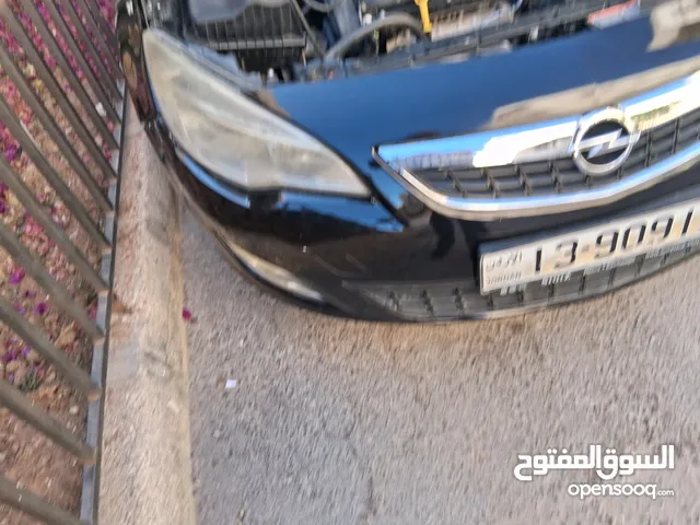 اوبل استرا J 2011