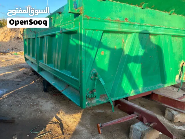 صندوق مستعمل مع كريك قلاب ثلاثة واجهات شوف الصور الطول 5.5 متر تقريبا والعرض 2.8 متر تقريبا