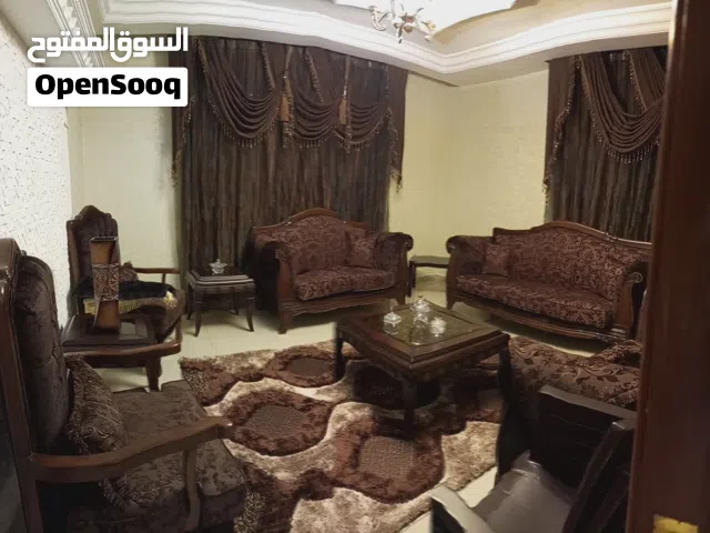 طقم كنب مع البرادي والسجادة بحال الجديد
