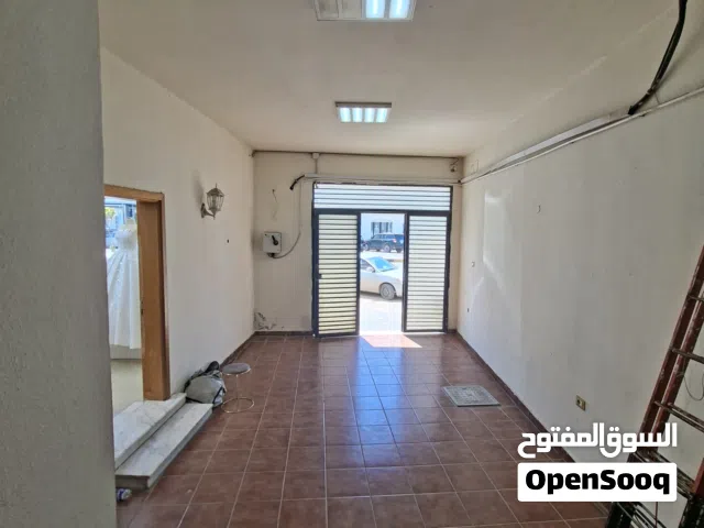 يوجد عقار مكتبي شقة خدمية وإدارية للإيجار في مدينة طرابلس منطقة زناته في طريق زناته جديده جهة سيمافر