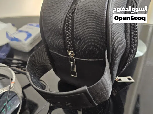 شنطة يد للبيع   اللون: أسود  الحالة: نظيفة جدًا، شبه جديدة (استخدام بسيط فقط)  المقاس: متوسط، مناس