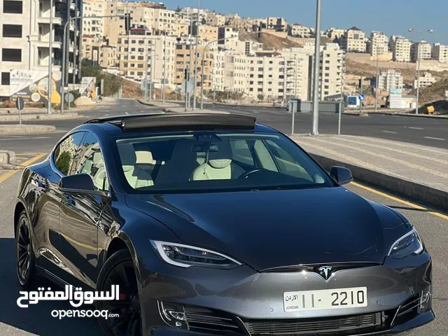 Tesla Model S 2017 in Amman