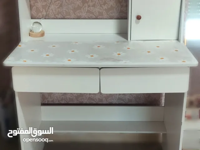 مكتب أطفال أنيق بلون أبيض، بحالة جيدة مناسب للدراسة أو تنظيم أدوات المدرسة.