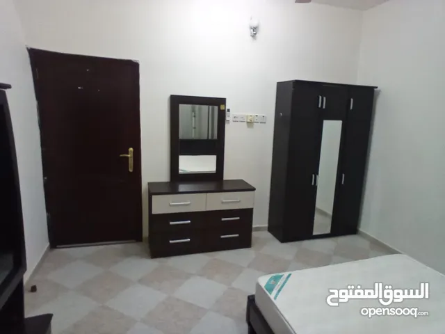 عيشي براحة وأمان في الخوض: غرفة فردية لِموظفة عمانية بسعر مناسب