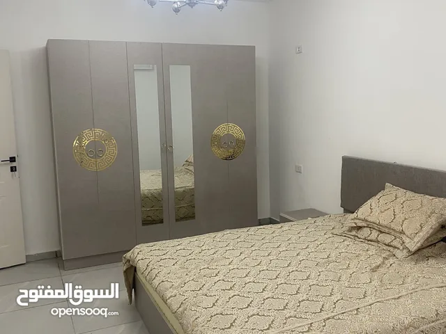 عرض هاص شقه تشطيب حديث إيجار في السراج بالقرب من مدرسه الكنديه حجرتين وصاله مربوعه زوز حمامات مطبخ