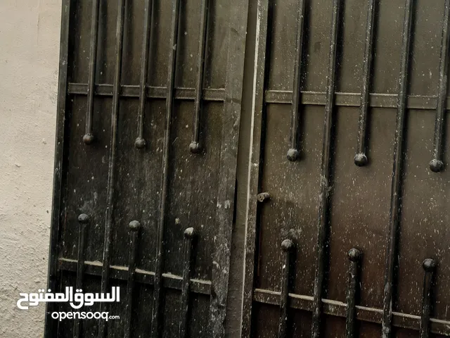 باب حديد خارجي ( 2 )ثنين طلاقة قياس 160 سم مع جرجوبه نظافه 95/100 استعمال شهر فقط سعر البيع 80