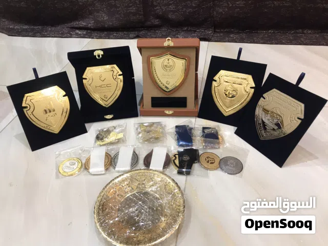 ميداليات ودروع تذكارية وهدايا فاخرة