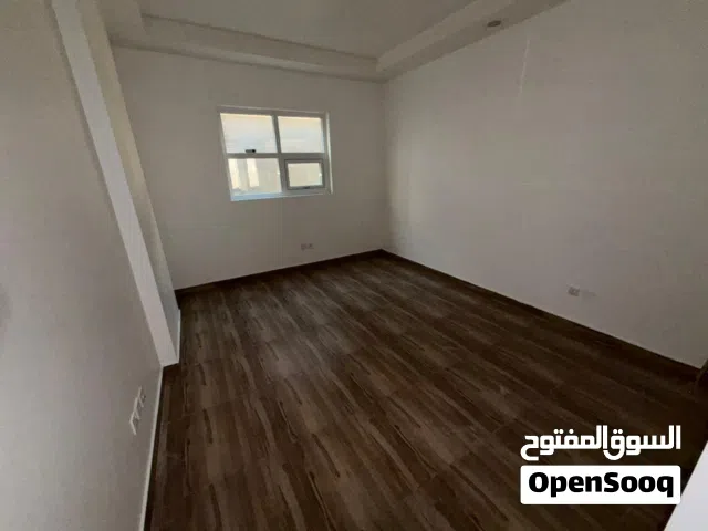 شقة مميزة بمساحات كبيرة وتقسيمات ممتازة، مناسبة للسكن العائلي وفي موقع حيوي قريب من جميع الخدمات