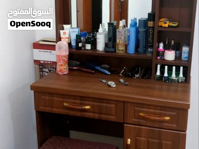 طاولة ومرآة للتجميل، نظيف وشبه جديد. استخدام 5 شهور