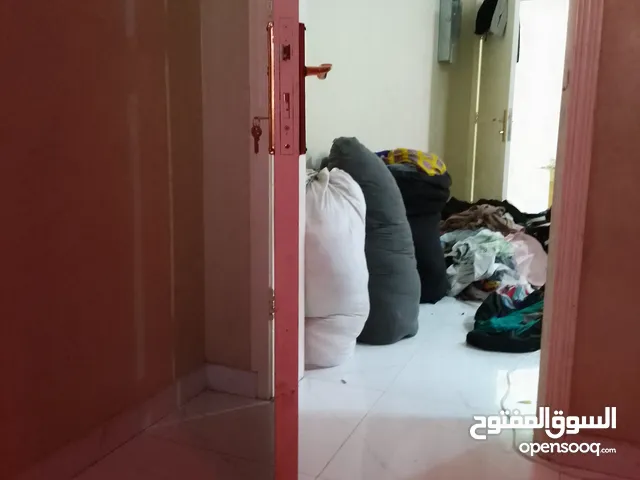 ملابس مستخدمه