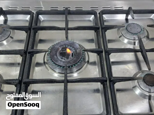 طباخ خمس عيون على الغاز نظيف ويشتغل العيون كلهن والفرن