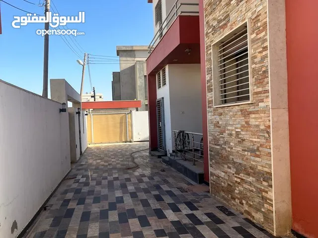 8338 للايجار فيلا تجارية من دورين او سكنية من مناسبة كادارة شركة تشطيب جيد جدا به اكتر من 10 حجرا