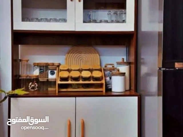 لو مطبخك دايمًا مليان أغراض ومحتارة وين ترتّبيهم إلك الحل مع بوفيه المطبخ العصري والأنيق تصميم خشبي