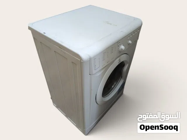 هذه غسالة ملابس ملونة باللون الأبيض من إنتاج شركة إندست (Indesit) الإيطالية، وتأتي بتصميم تعبئة أمام
