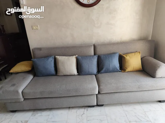 طقم كنب بحالة ممتازة بحال الجديد