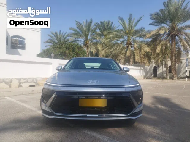 هيونداي سوناتا موديل 2025 بلون فضي جميل وداخلية بيج السيارة بريحة الوكالة ممشي 9 الف كيلو فقط .