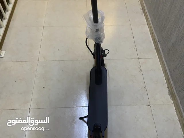 سكوتر كهربائي يمشي 70 استعمال نضيف و شهرين بس الجرس مكسور و الباقي كله تمام التواير وكاله