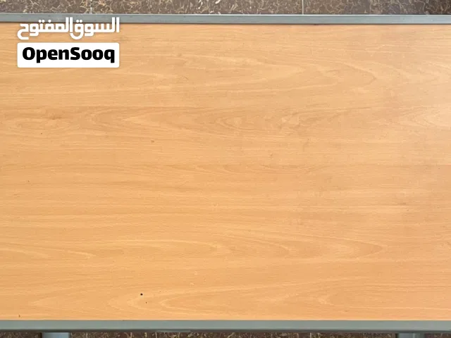 مكتب خشب هندسي بحالة جيدة وثابت جدًا