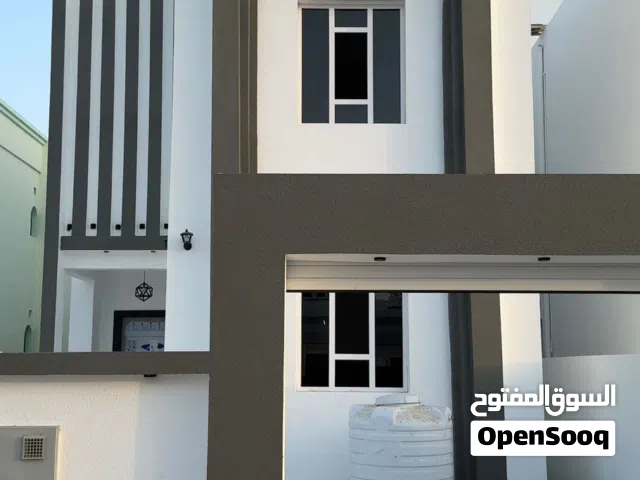 فيلا راقية للبيع بتصاميم حديثة و راقية في العامرات الخامسة قريب جميع الخدمات