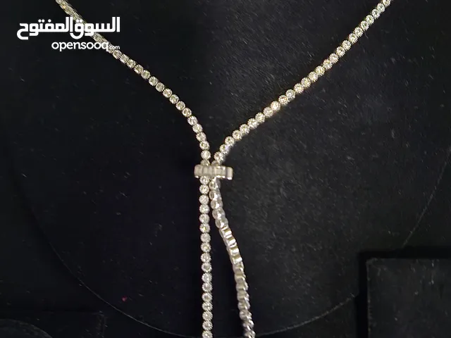 تعليقه طويله بلون فضي