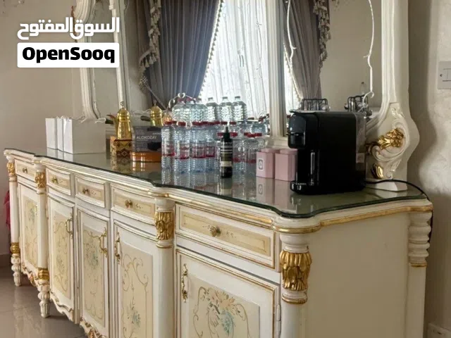 للبيع – طاولة طعام VIP فخمة + 8 كراسي  طاولة طعام كبيرة بتصميم ملكي راقٍ مع 8 كراسي VIP منجدة ومريحة