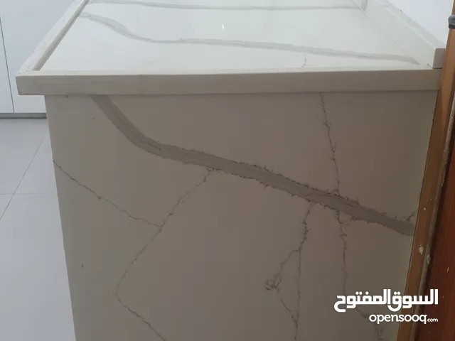 للبيع: مجلى وخزائن مطبخ خشب أبيض زان بحالة ممتازة!