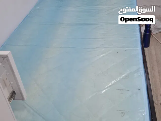 سرير حديد مع الفراش