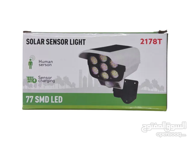 مصباح حائط بالطاقة الشمسية على شكل كاميرا مراقبة