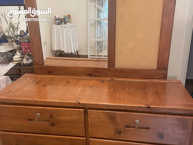 غرفة نوم بسريرين طابقين للأولاد مع مكتب وجوارير وكرسي للدراسة وجوارير للغيارات وتسريحة بجوارين ومرآ