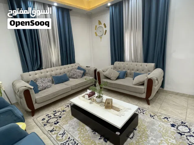 طاولة وسط وطاولة تلفزيون  و3 طاولات صغار وسجادة وستائر للبيع مع الطقم استعمال خفيف