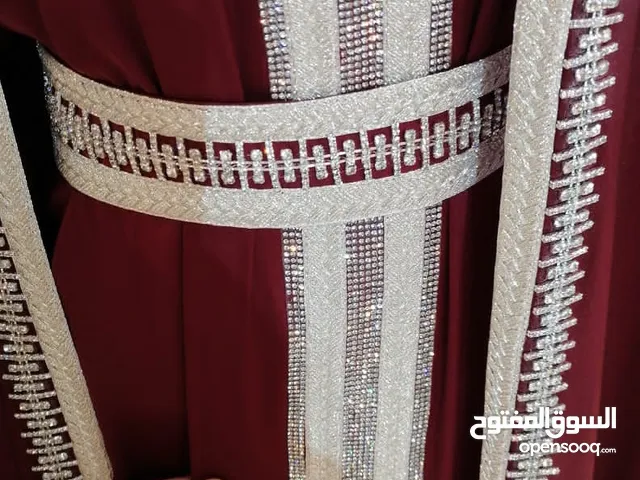 ثوب مغربي حرير نسائي يتميز باللون العنابي و مرصع بالدق الفضي اللامع مع بشت وحزام أنيق للمناسبات