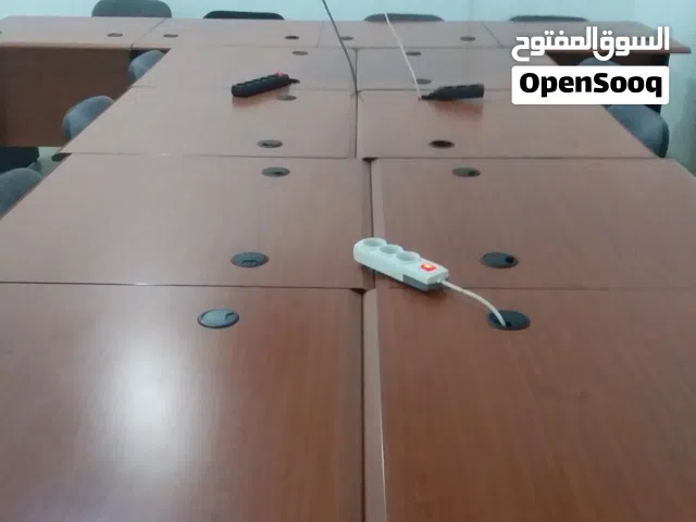 طاولات مدرسية ماليزية مربعة واصول اخرى حسب العرض