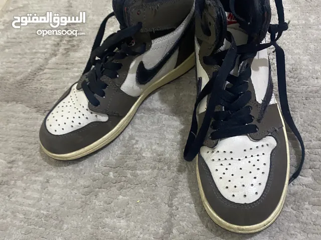 احذية شبه جديدة