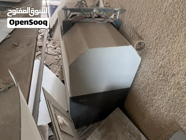 يوجد عندي ثلاث مكائن واحدة للارش يعني الأقواس والثاني للتنظيف ال UPVC والثالث مال Pingقص البينج
