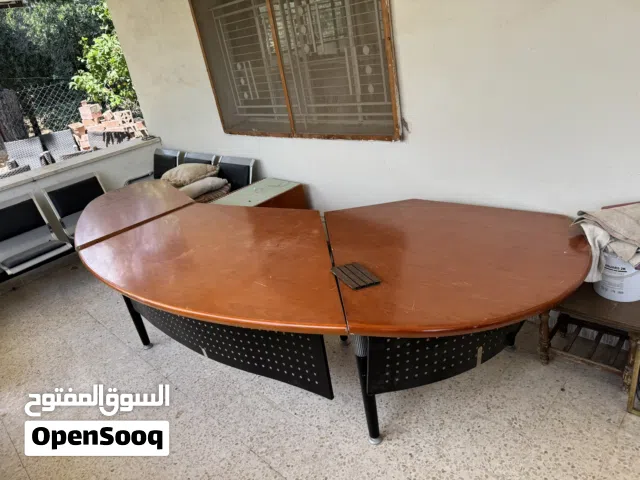 طاولة مكتب كبيرة 3 قطع مع ملحق وكراسي انتظار بحالة ممتازة