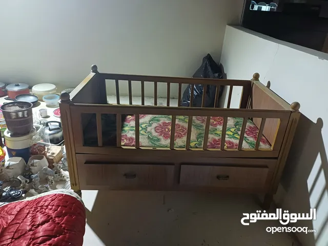 تخت اطفال بيبي . سجادة . عربايه