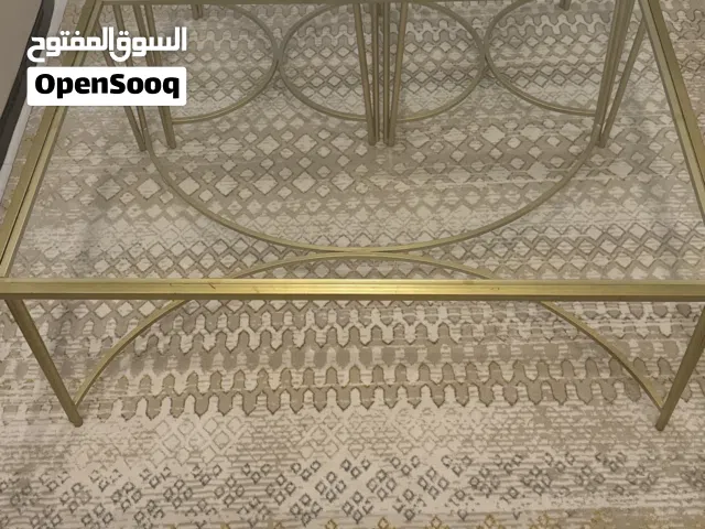 طاوله كبيره و طاولتين جانبيين واربع طاولات صغار