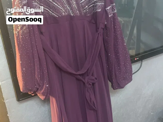 الفستان يتميز بتصميم يجمع بين الأناقة الكلاسيكية واللمسات العصرية البراقة، وهو خيار مثالي للمناسبات