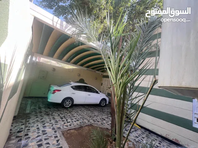 بيت مساحة 200 متر مربع في حي الأصدقاء المربع الذهبي قرب جامع الامام العباس ع بظهر الشارع السايدين..